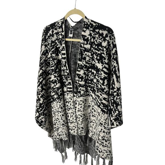 Vera Wang shawl/cover up one size fits all - Picture 4 of 6